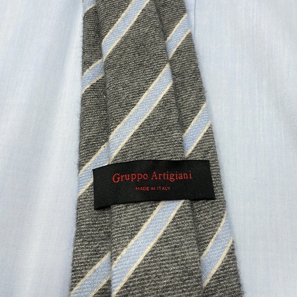 Beautiful Cashmere & silk tie! Great shape, made in Italy heavy material, soft. - Picture 7 of 12